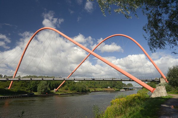 How do I adjust the suspension settings on a Suzuki GSX-R1000 for a smoother ride on bumpy roads?